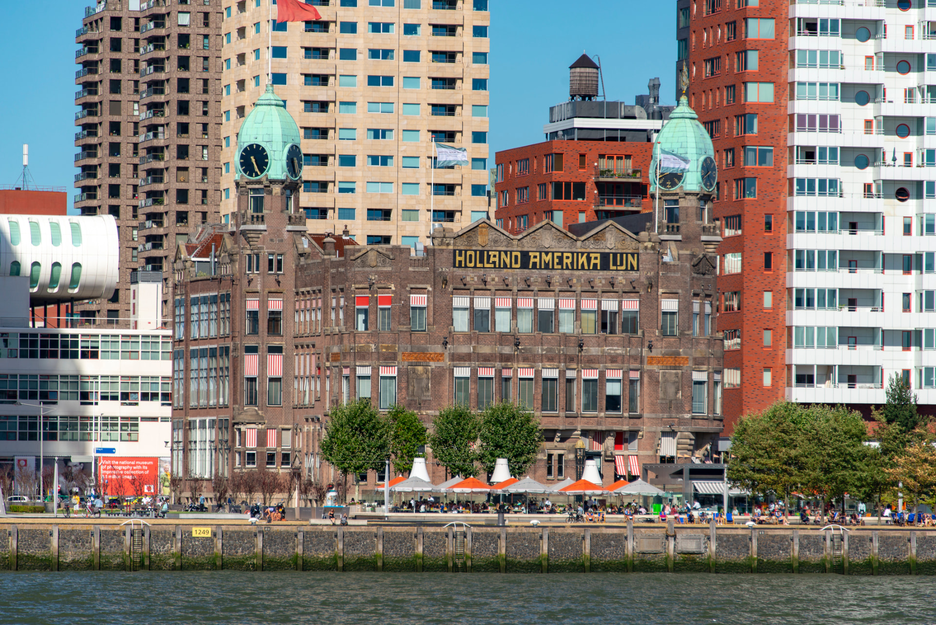 Hotel New York aan de Rotterdamse waterkant met terras