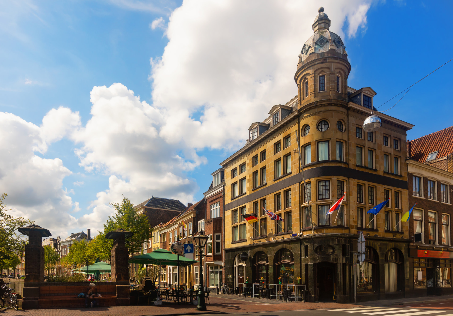 Grandcafé op een hoekpand met terras in een Nederlandse binnenstad