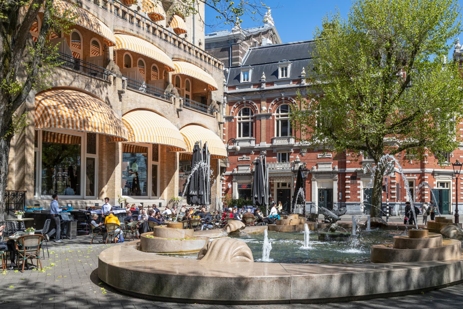 Druk terras met bediening voor een historisch horecapand